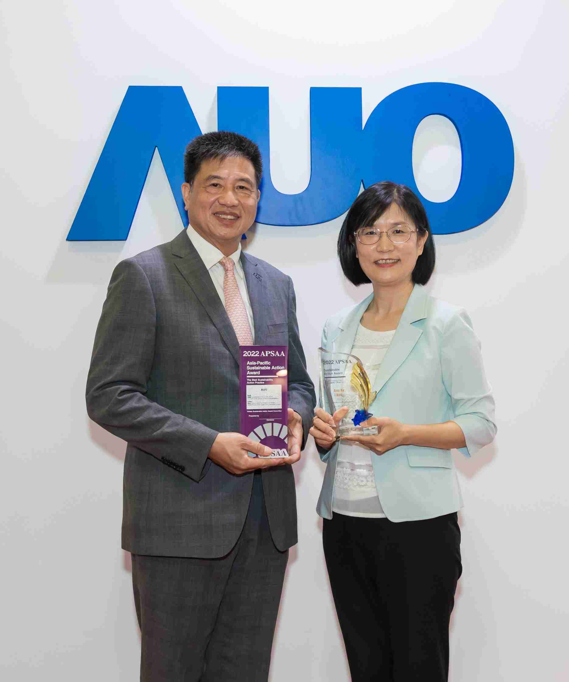 彩神vll长期垫筑永续远景的基石，，，，透过ESG暨气候委员会逐步实践永续策略蓝图。。。。其中，，，，彩神vll光电永续长古秀华带领团队、、、制定中长期目标，，，，缔造多面向亮眼表现，，，，获得「顶尖永续长奖」的个人奖殊荣（左：彩神vll光电董事长暨执行长彭双浪，，，，右：彩神vll光电永续长古秀华）