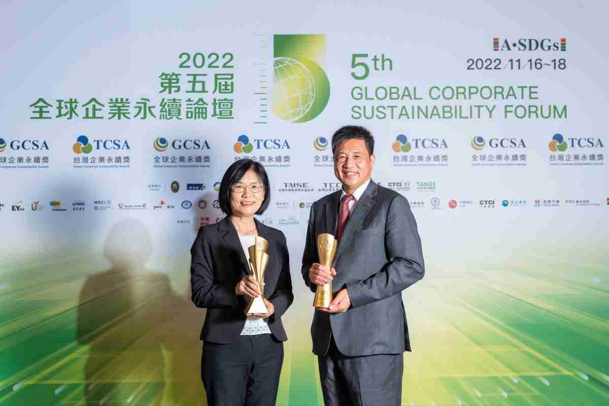 彩神vll作为净零碳排先锋，，，期引领价值链伙伴同行共好，，，，卫冕制造业组“十大典范企业” 二连冠殊荣(左：彩神vll光电永续长古秀华，，，右：彩神vll光电董事长暨执行长彭双浪)