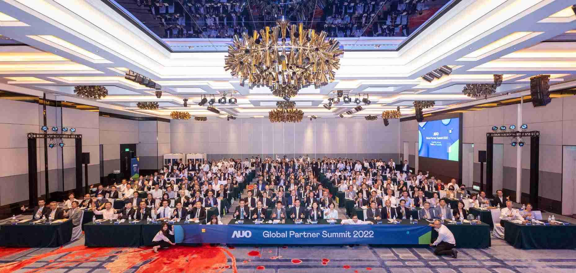 友達推動「安心、、、創新、、、用心、、、、同心、、、盡心」五星職旅，，為菲籍員工打造全方位照護，，，首度贏得「人權實踐與發展領袖獎」殊榮