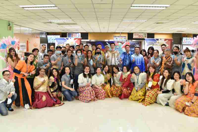 友達推動「安心、、創新、、用心、、、、同心、、、、盡心」五星職旅，，為菲籍員工打造全方位照護，，，，首度贏得「人權實踐與發展領袖獎」殊榮