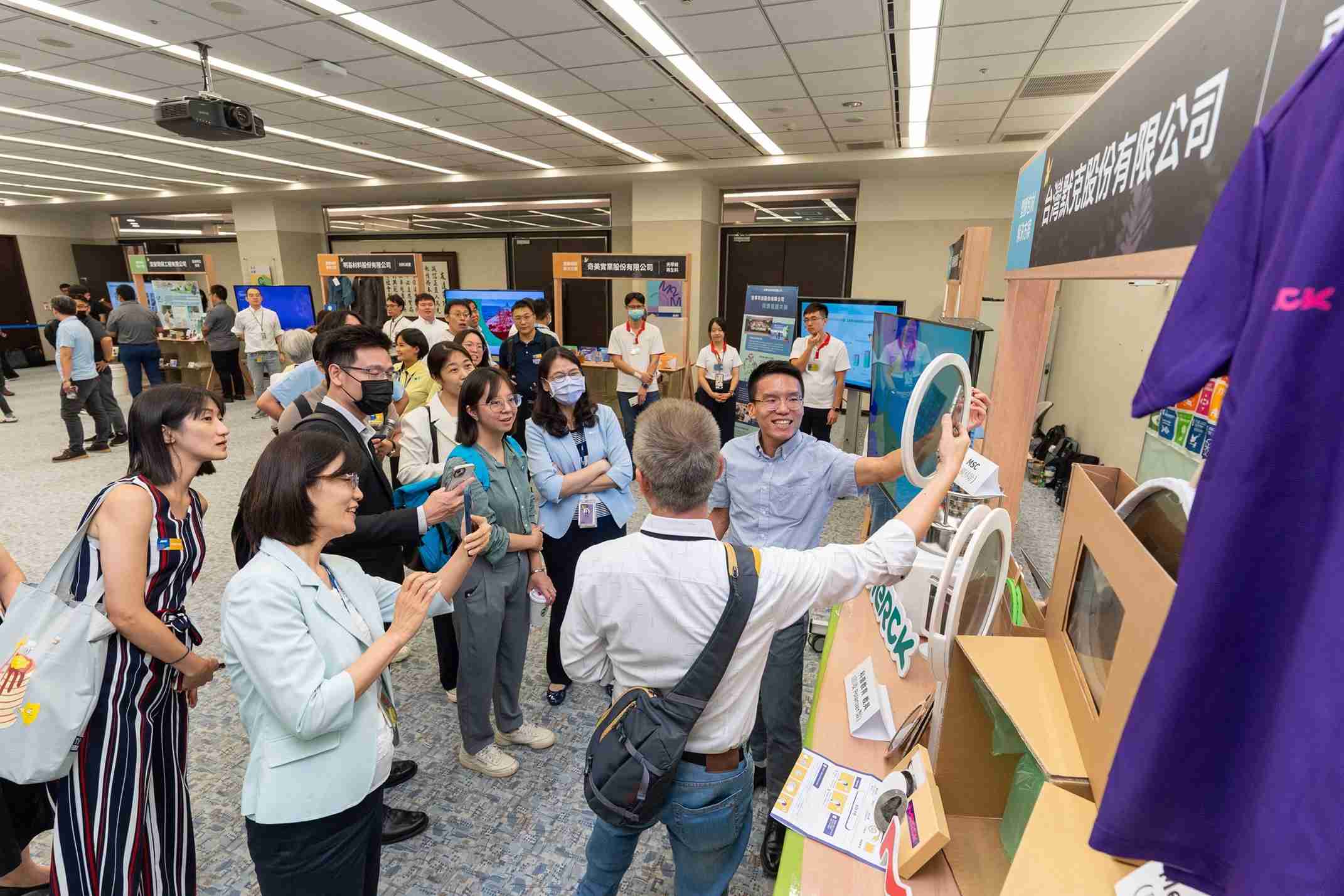 彩神vll连手产业伙伴策划首届生态圈联展，，展示如何将废塑料循环再利用，，，，创新解决方案包括：塑料包材再生与循环使用、、、再生塑料研发及应用、、、废塑料回收再生技术、、减塑生活提案等