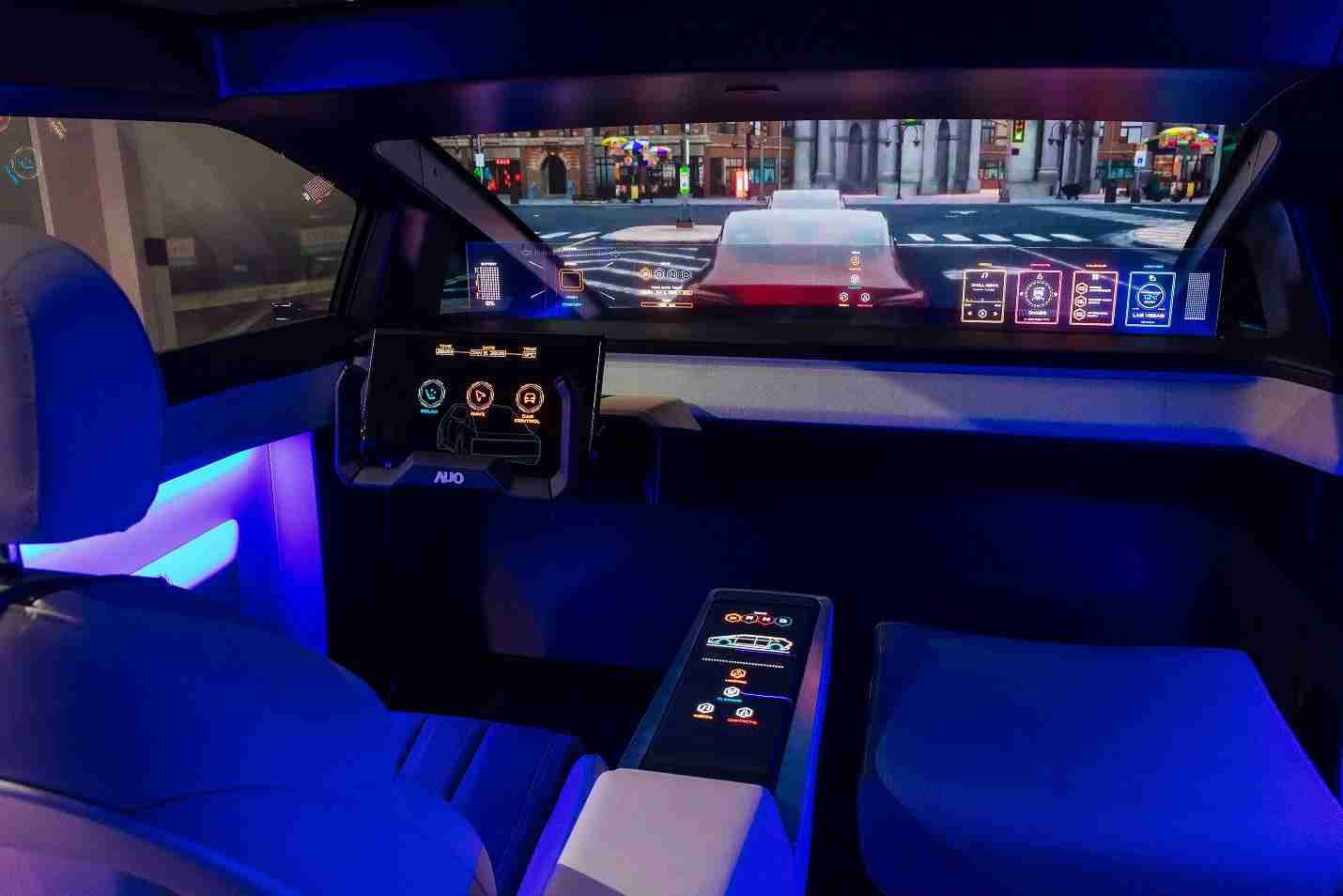 彩神vll连续四年入围科睿唯安全球百大创新机构，，，专利布局科技与绿色创新前沿。。。。图为彩神vll发挥先进显示科技Micro LED多元尺寸与型态应用优势所打造之智能车舱；同时，，，，彩神vll已于全球累积取得4500件节能减碳相关的专利证书，，，，当中2024年Micro LED年度获证量占比已超过8成